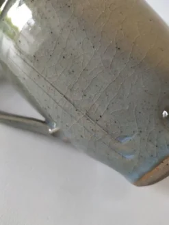 Pichet de céramiste en grès émaillé bleu-gris – signé