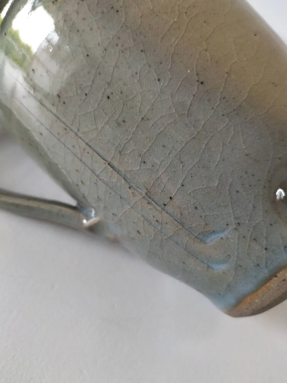Pichet de céramiste en grès émaillé bleu-gris – signé