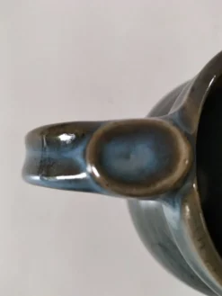 Pichet de céramiste en grès émaillé bleu-gris – signé