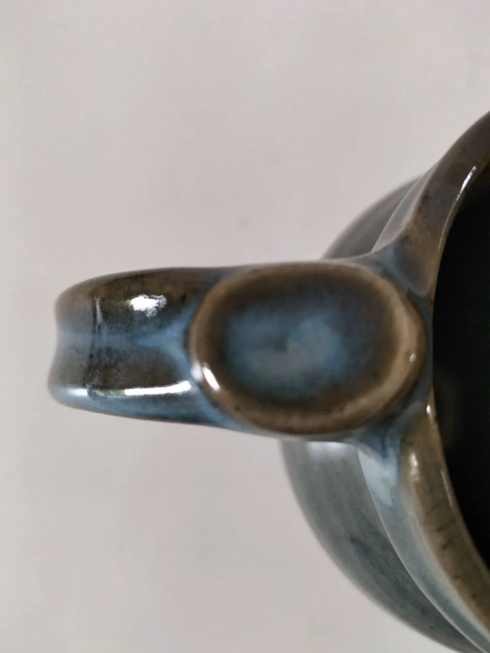 Pichet de céramiste en grès émaillé bleu-gris – signé