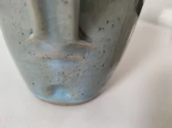 Pichet de céramiste en grès émaillé bleu-gris – signé