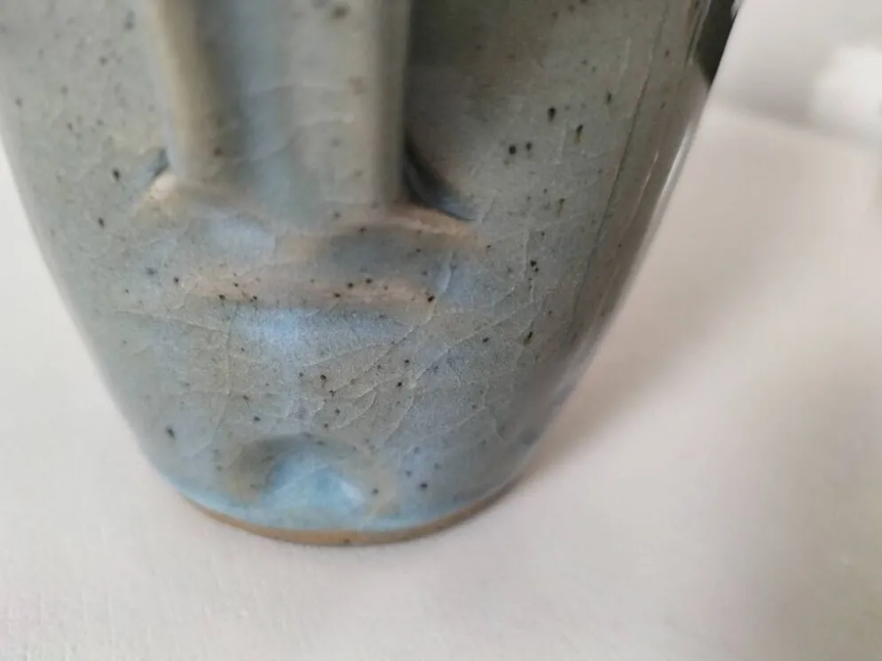 Pichet de céramiste en grès émaillé bleu-gris – signé