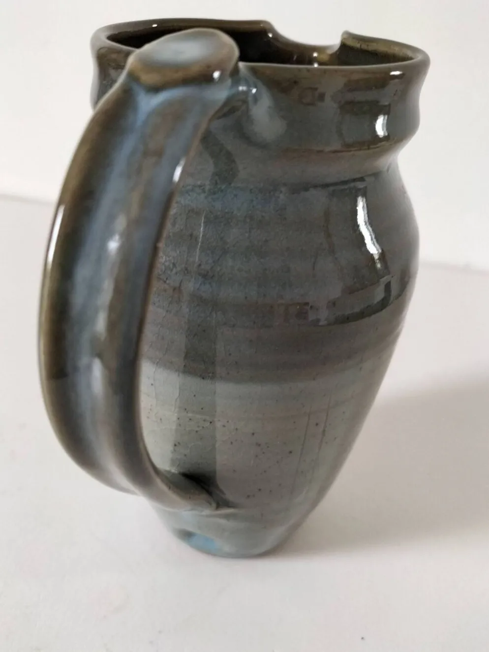 Pichet de céramiste en grès émaillé bleu-gris – signé