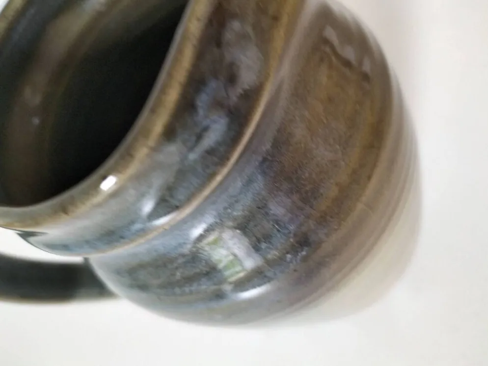 Pichet de céramiste en grès émaillé bleu-gris – signé