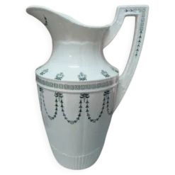 Pichet à eau en porcelaine opaque de Gien :Terre de Fer Marie-Louise