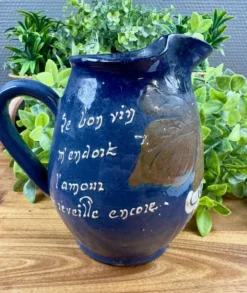 Pichet en céramique bleue décor inscription artisanale vintage
