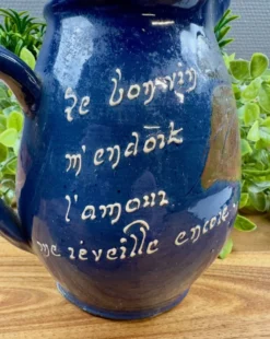 Pichet en céramique bleue décor inscription artisanale vintage