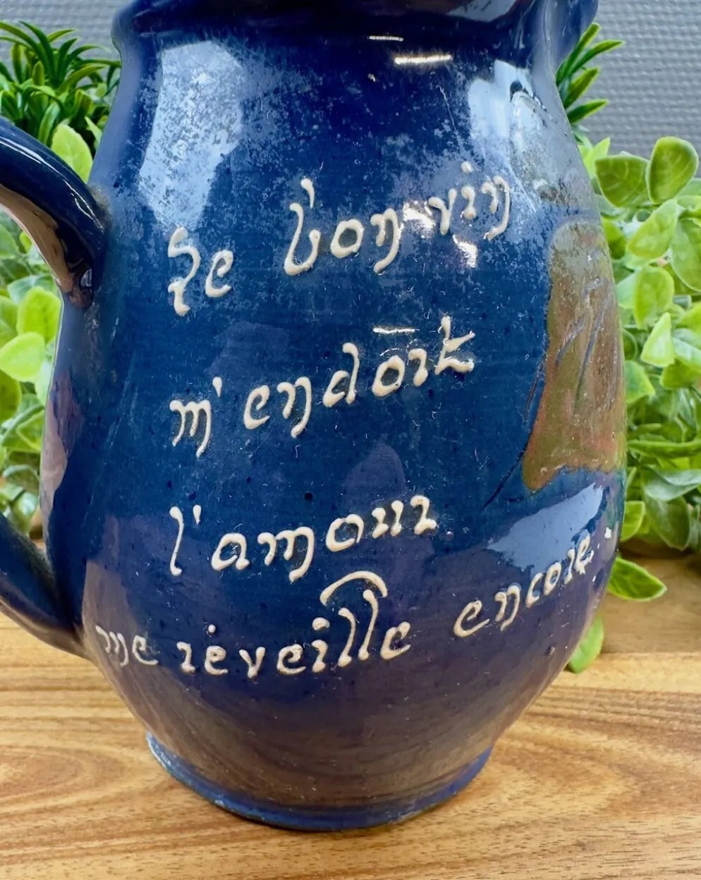 Pichet en céramique bleue décor inscription artisanale vintage
