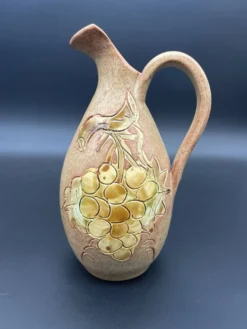 Pichet en céramique de Vallauris à décor de grappe de raisin