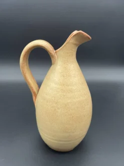 Pichet en céramique de Vallauris à décor de grappe de raisin