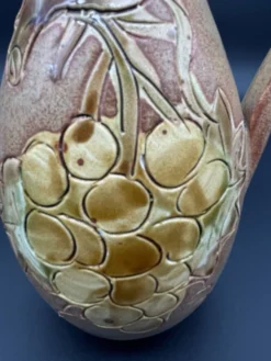 Pichet en céramique de Vallauris à décor de grappe de raisin