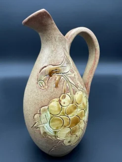Pichet en céramique de Vallauris à décor de grappe de raisin