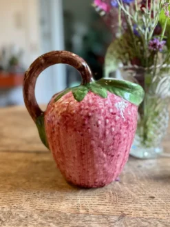 Pichet en céramique en forme de fraise