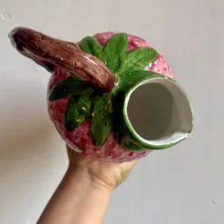 Pichet en céramique en forme de fraise