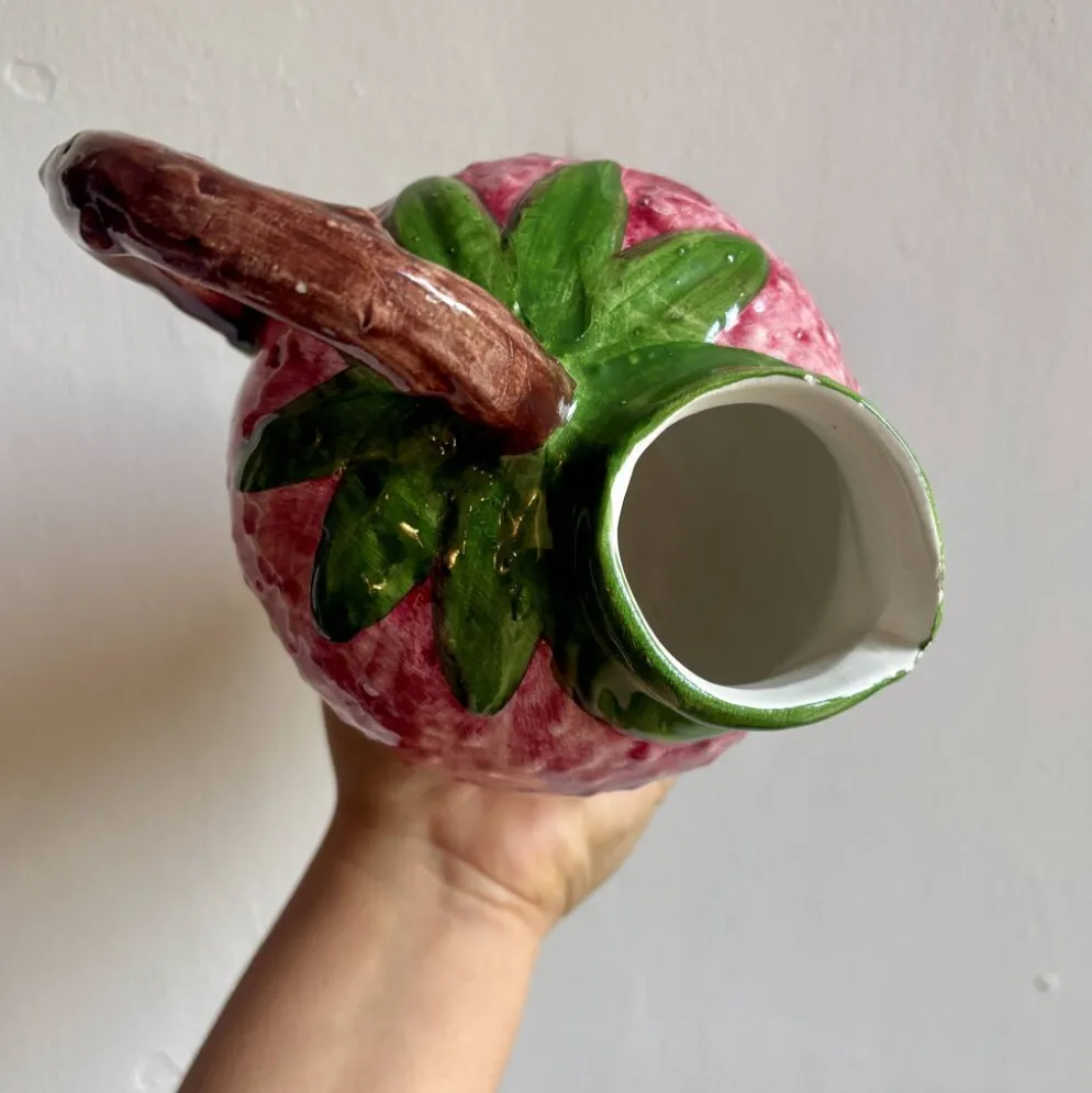 Pichet en céramique en forme de fraise