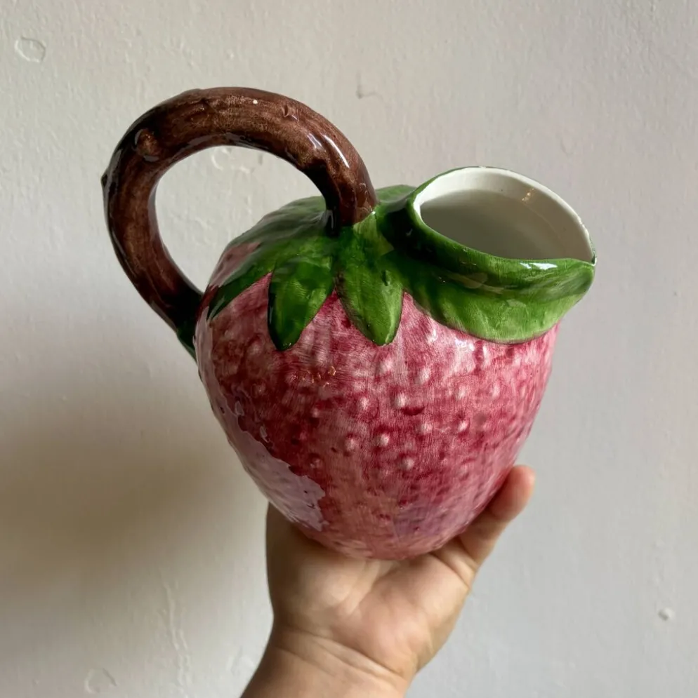 Pichet en céramique en forme de fraise