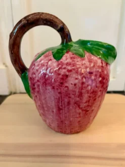 Pichet en céramique en forme de fraise