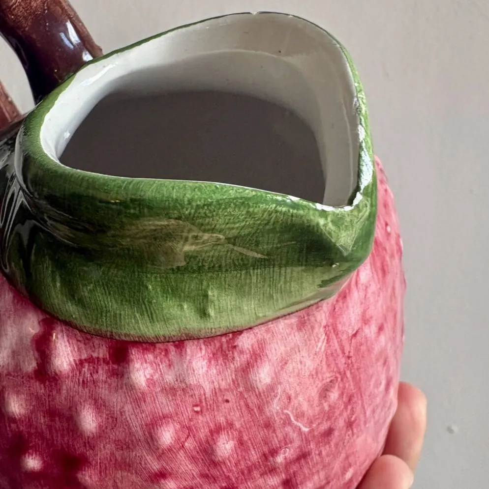 Pichet en céramique en forme de fraise