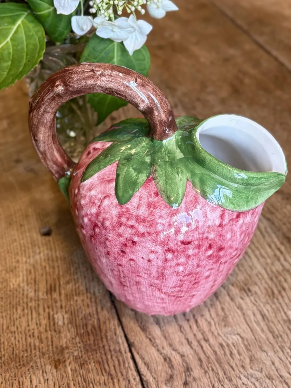 Pichet en céramique en forme de fraise