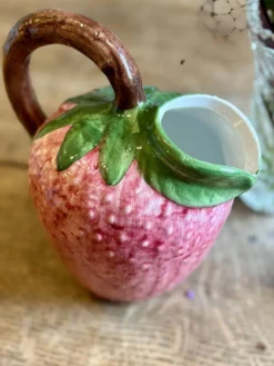 Pichet en céramique en forme de fraise
