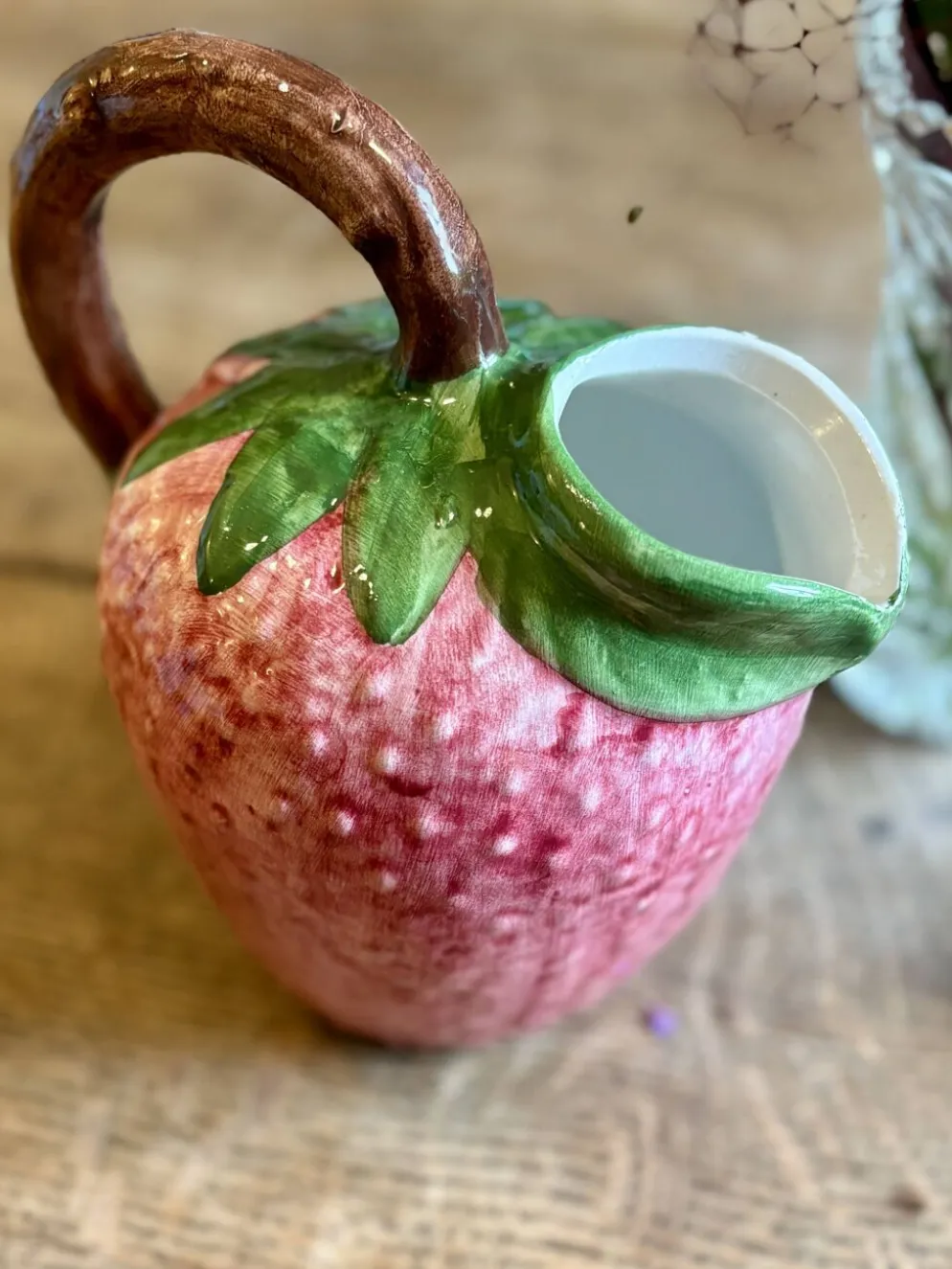 Pichet en céramique en forme de fraise