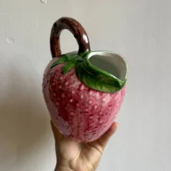 Pichet en céramique en forme de fraise