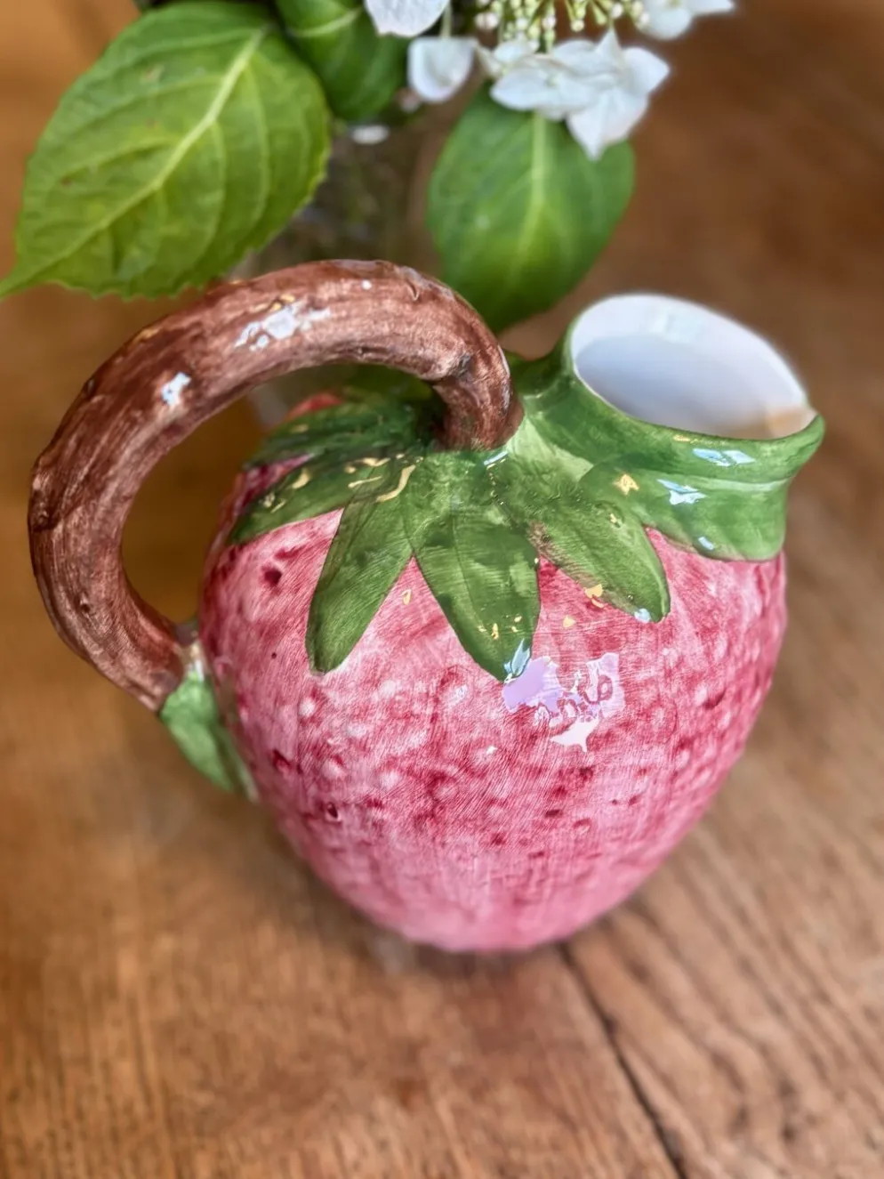 Pichet en céramique en forme de fraise