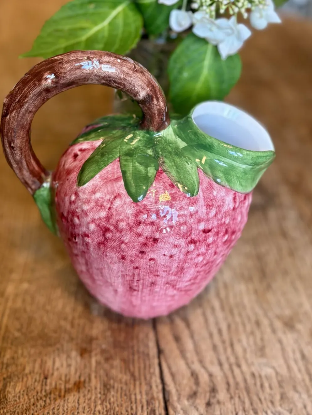 Pichet en céramique en forme de fraise