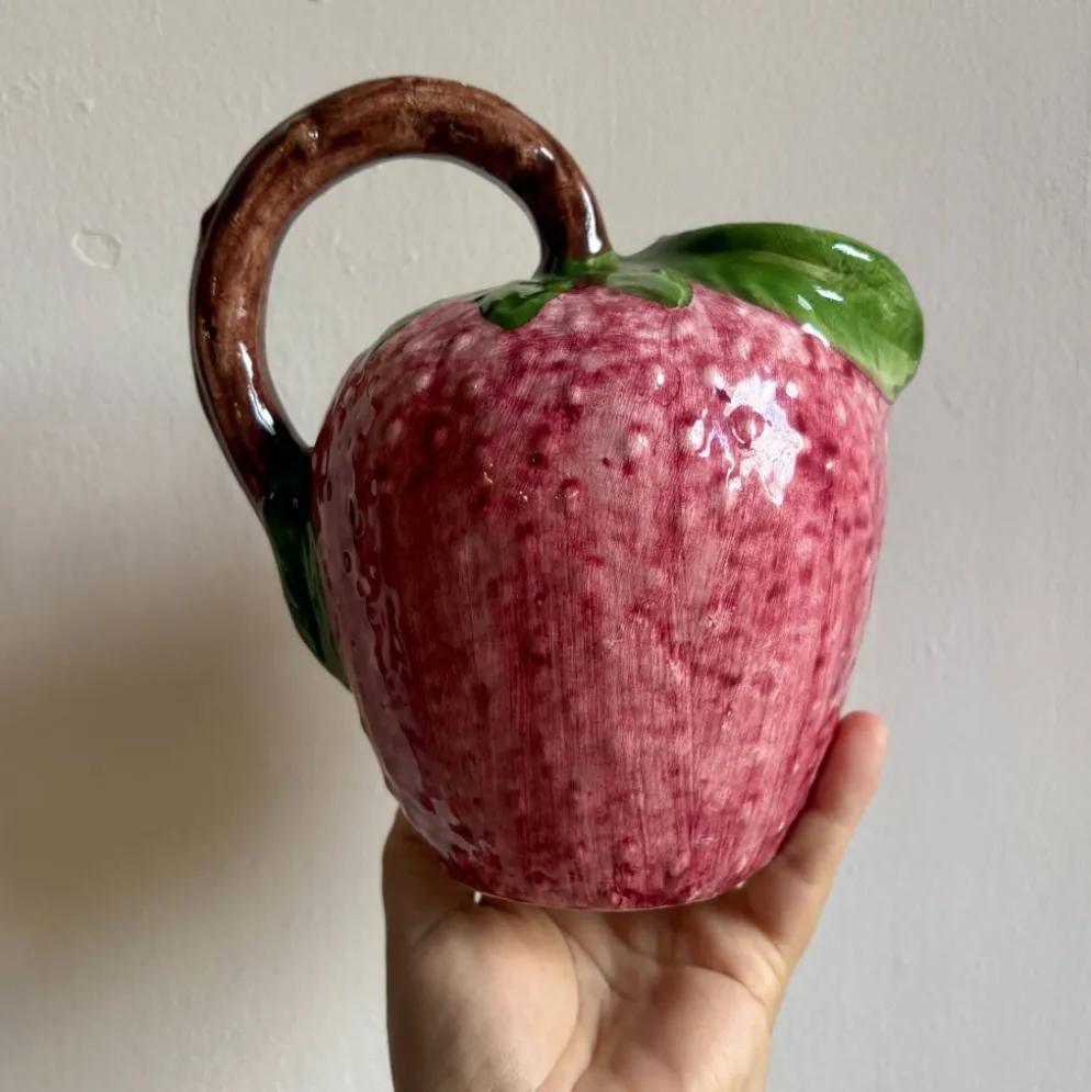 Pichet en céramique en forme de fraise