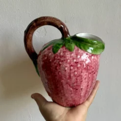 Pichet en céramique en forme de fraise