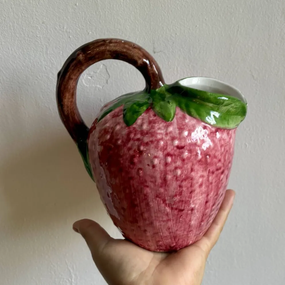 Pichet en céramique en forme de fraise