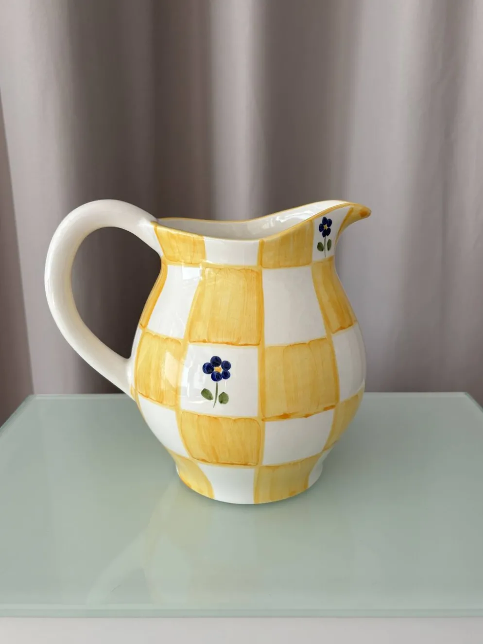 Pichet en céramique peint à la main dans le style cottagecore – carreaux jaunes et fleurs bleues