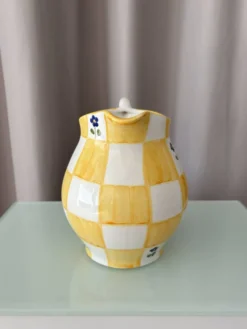 Pichet en céramique peint à la main dans le style cottagecore – carreaux jaunes et fleurs bleues