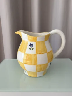 Pichet en céramique peint à la main dans le style cottagecore – carreaux jaunes et fleurs bleues