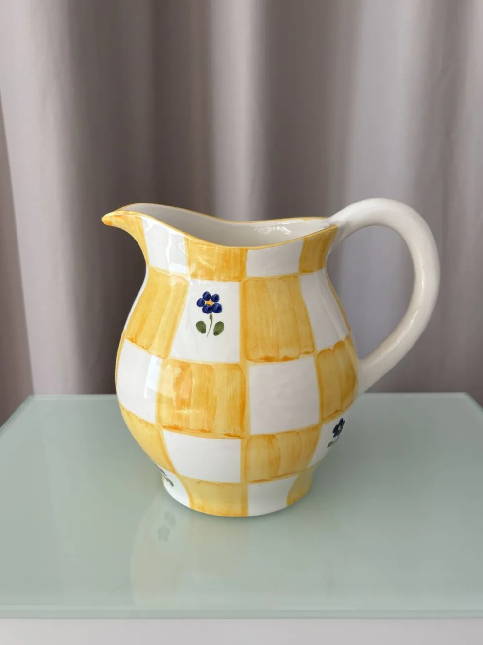 Pichet en céramique peint à la main dans le style cottagecore – carreaux jaunes et fleurs bleues