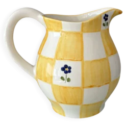 Pichet en céramique peint à la main dans le style cottagecore – carreaux jaunes et fleurs bleues