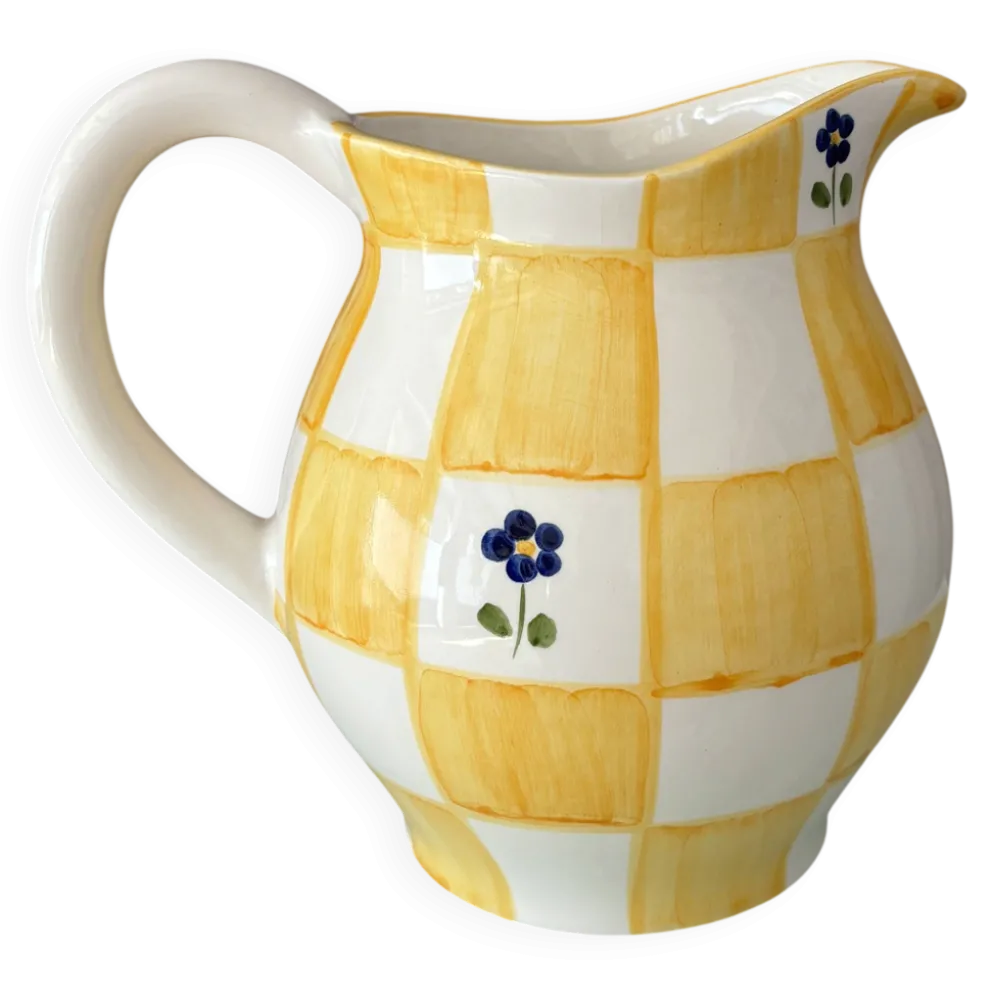 Pichet en céramique peint à la main dans le style cottagecore – carreaux jaunes et fleurs bleues