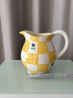 Pichet en céramique peint à la main dans le style cottagecore – carreaux jaunes et fleurs bleues