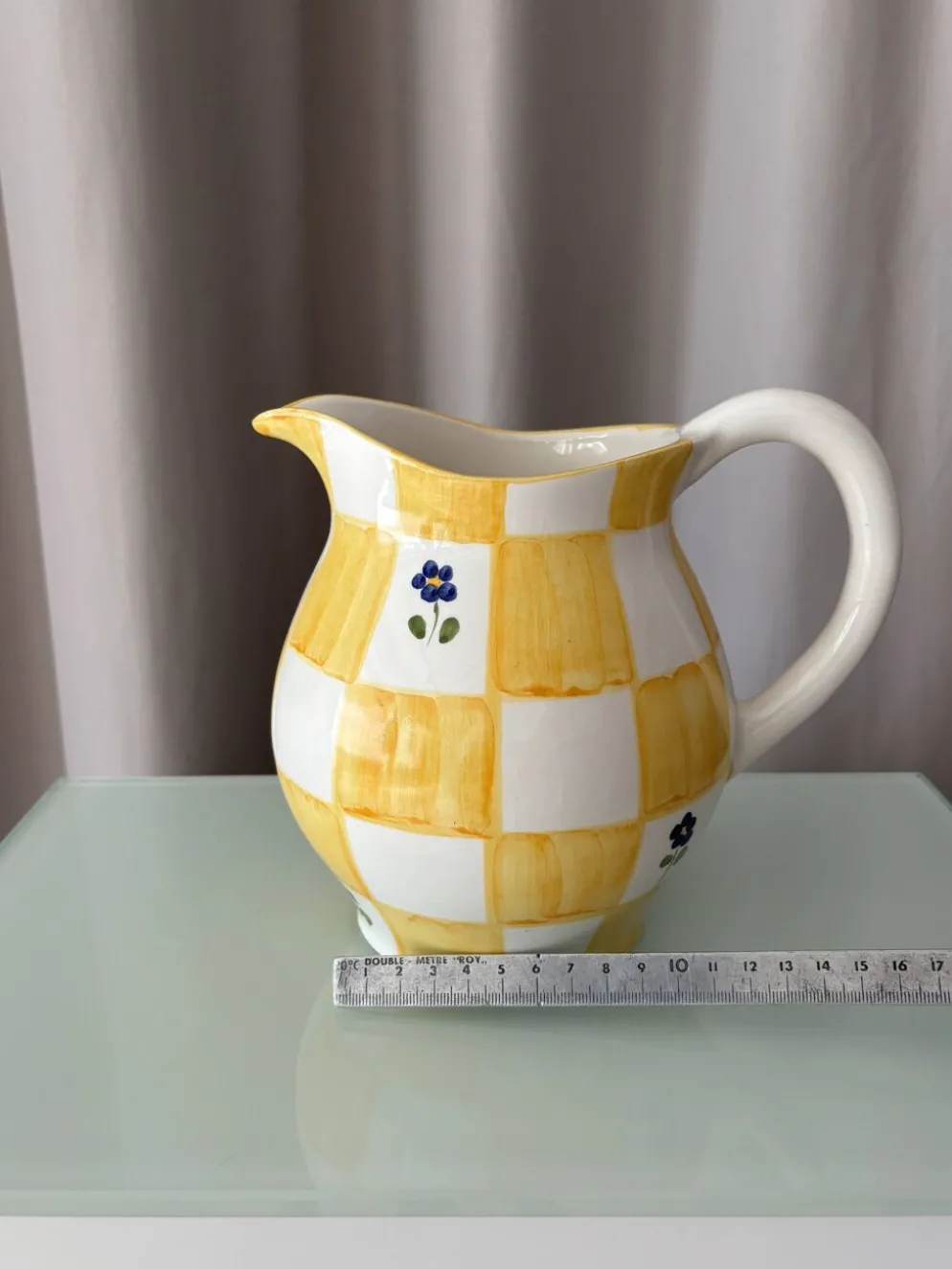 Pichet en céramique peint à la main dans le style cottagecore – carreaux jaunes et fleurs bleues