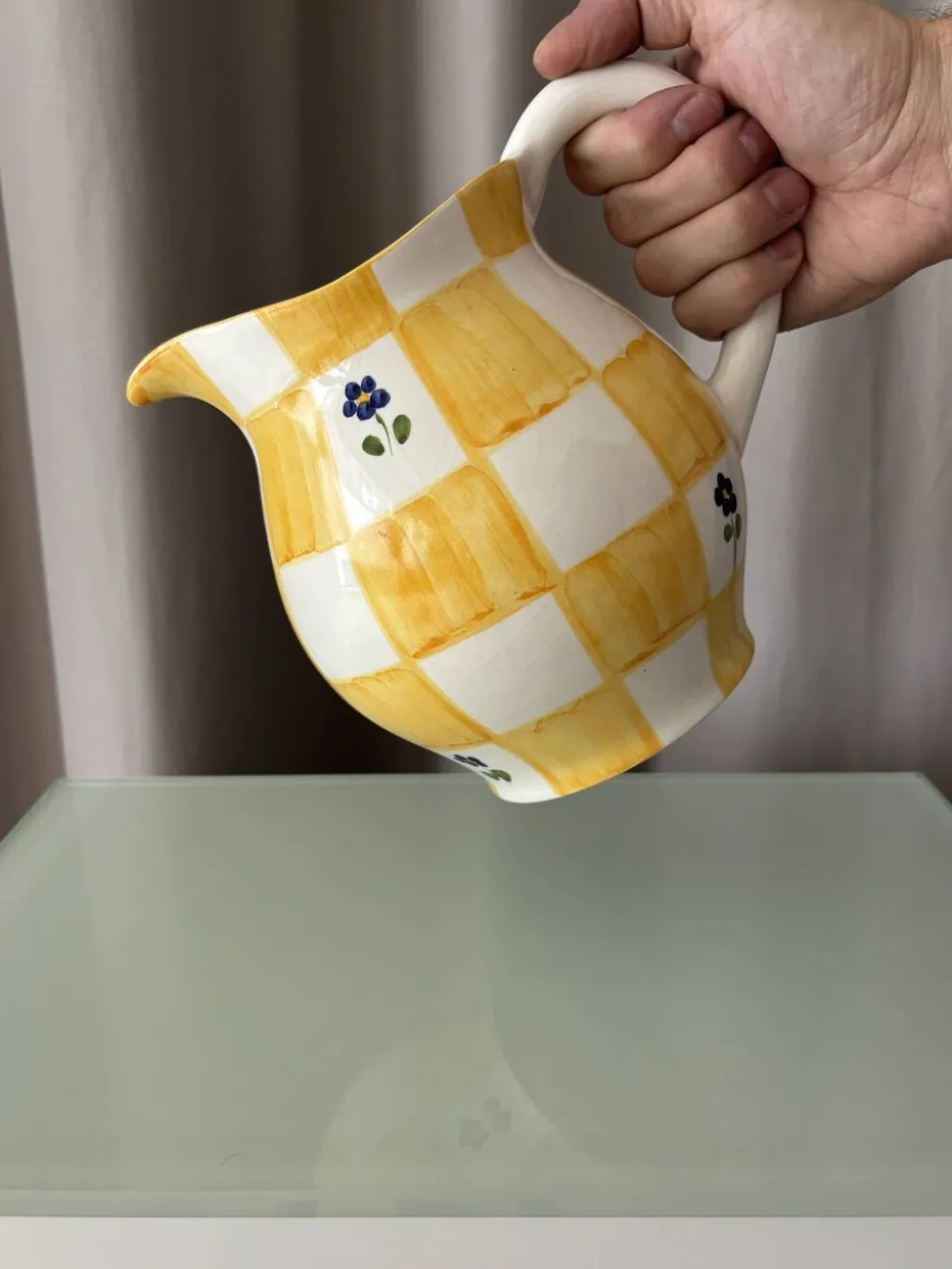 Pichet en céramique peint à la main dans le style cottagecore – carreaux jaunes et fleurs bleues