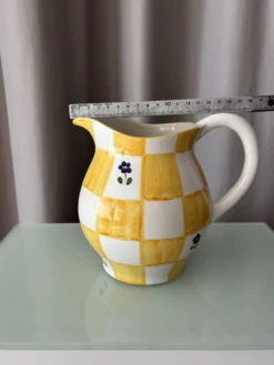 Pichet en céramique peint à la main dans le style cottagecore – carreaux jaunes et fleurs bleues