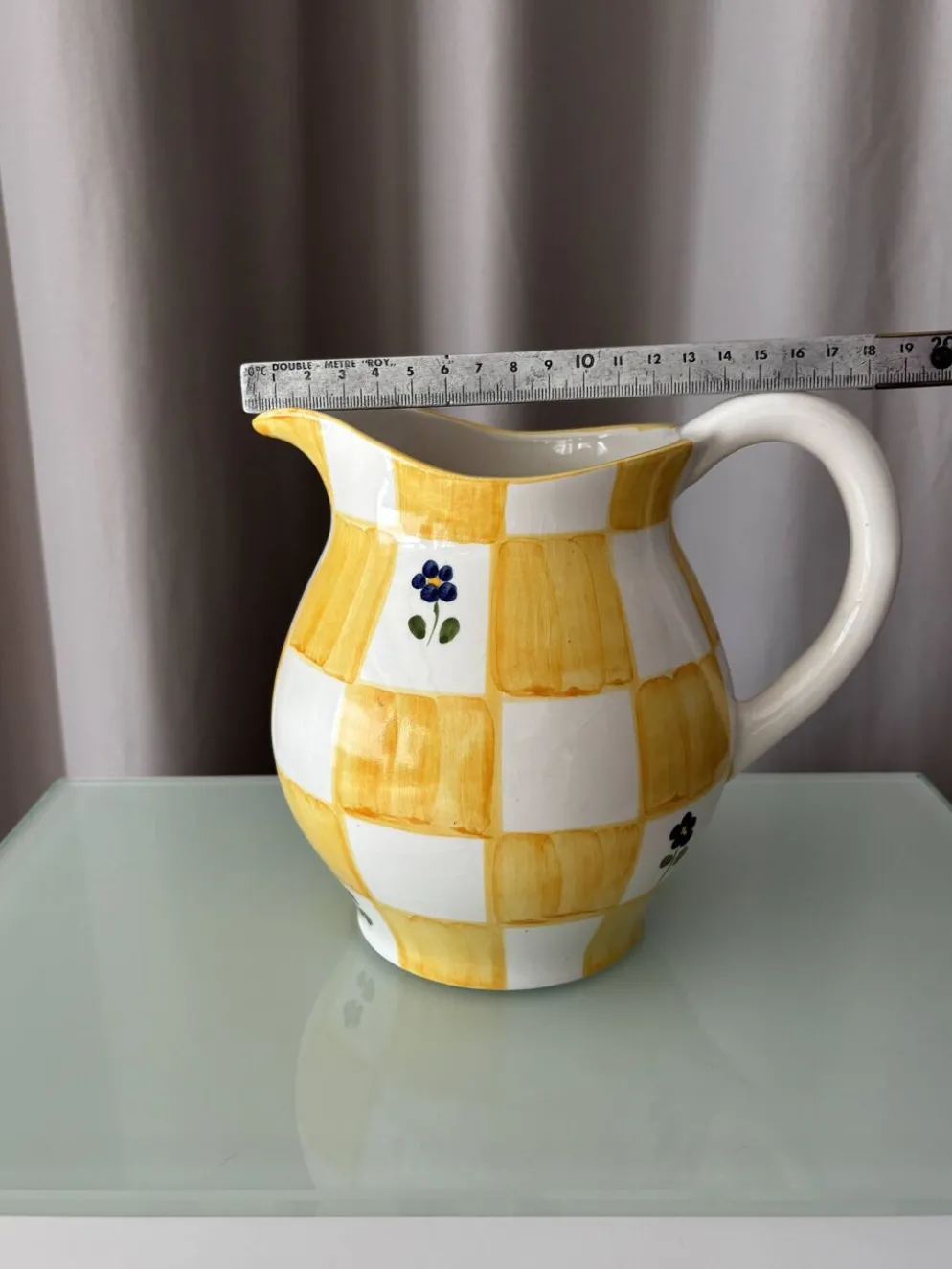 Pichet en céramique peint à la main dans le style cottagecore – carreaux jaunes et fleurs bleues