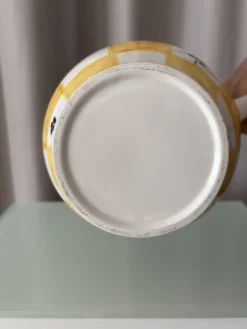 Pichet en céramique peint à la main dans le style cottagecore – carreaux jaunes et fleurs bleues