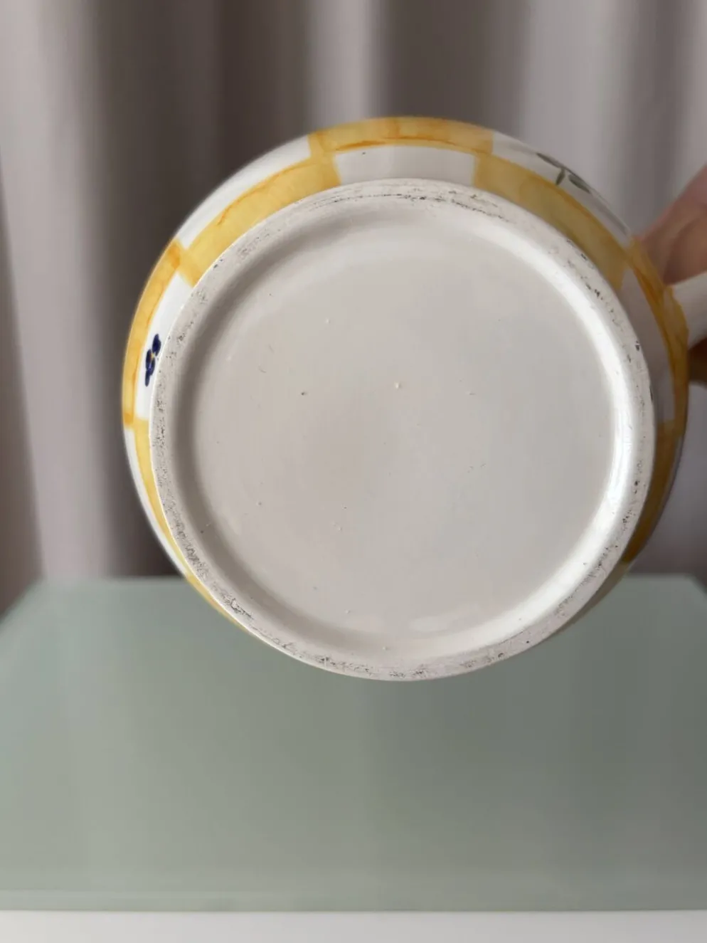 Pichet en céramique peint à la main dans le style cottagecore – carreaux jaunes et fleurs bleues