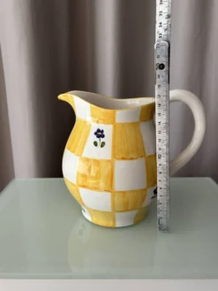 Pichet en céramique peint à la main dans le style cottagecore – carreaux jaunes et fleurs bleues