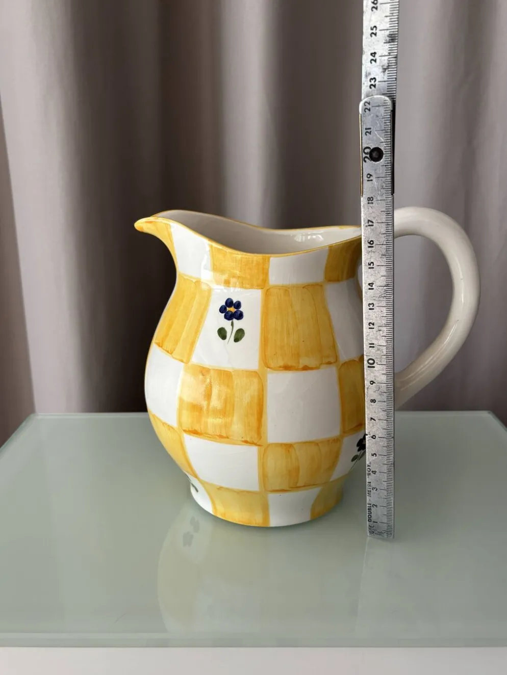 Pichet en céramique peint à la main dans le style cottagecore – carreaux jaunes et fleurs bleues
