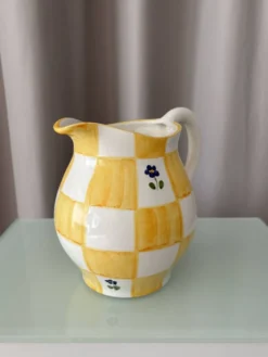 Pichet en céramique peint à la main dans le style cottagecore – carreaux jaunes et fleurs bleues