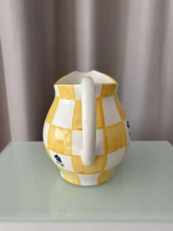 Pichet en céramique peint à la main dans le style cottagecore – carreaux jaunes et fleurs bleues