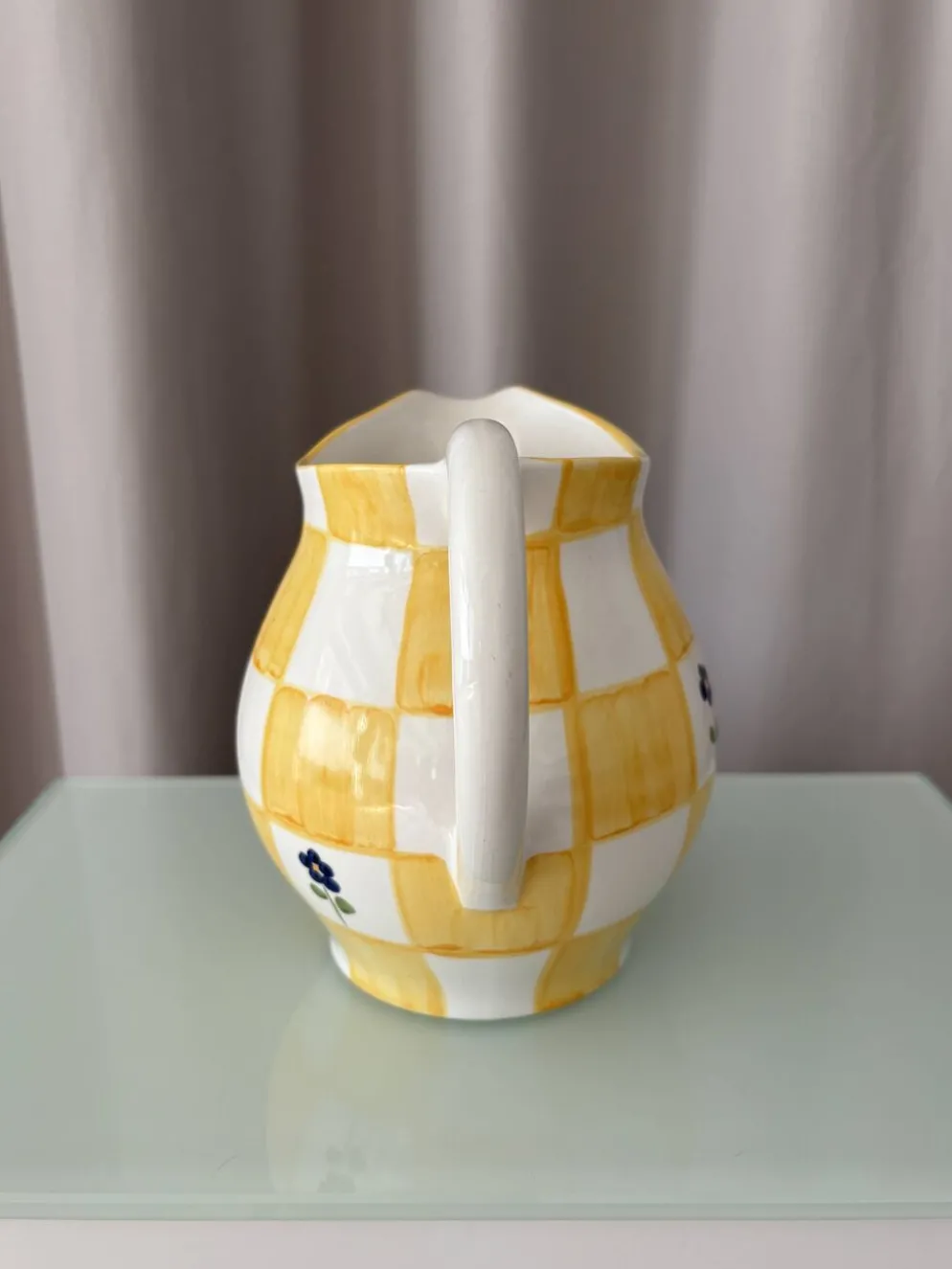 Pichet en céramique peint à la main dans le style cottagecore – carreaux jaunes et fleurs bleues
