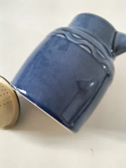 Pichet en grès bleu nuancé avec filtre intégré